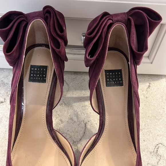 White House Black Market size 8 velvet pumps - Picture 3 of 9